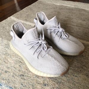 (WORN ONCE) adidas Yeezy Boost 350 V2